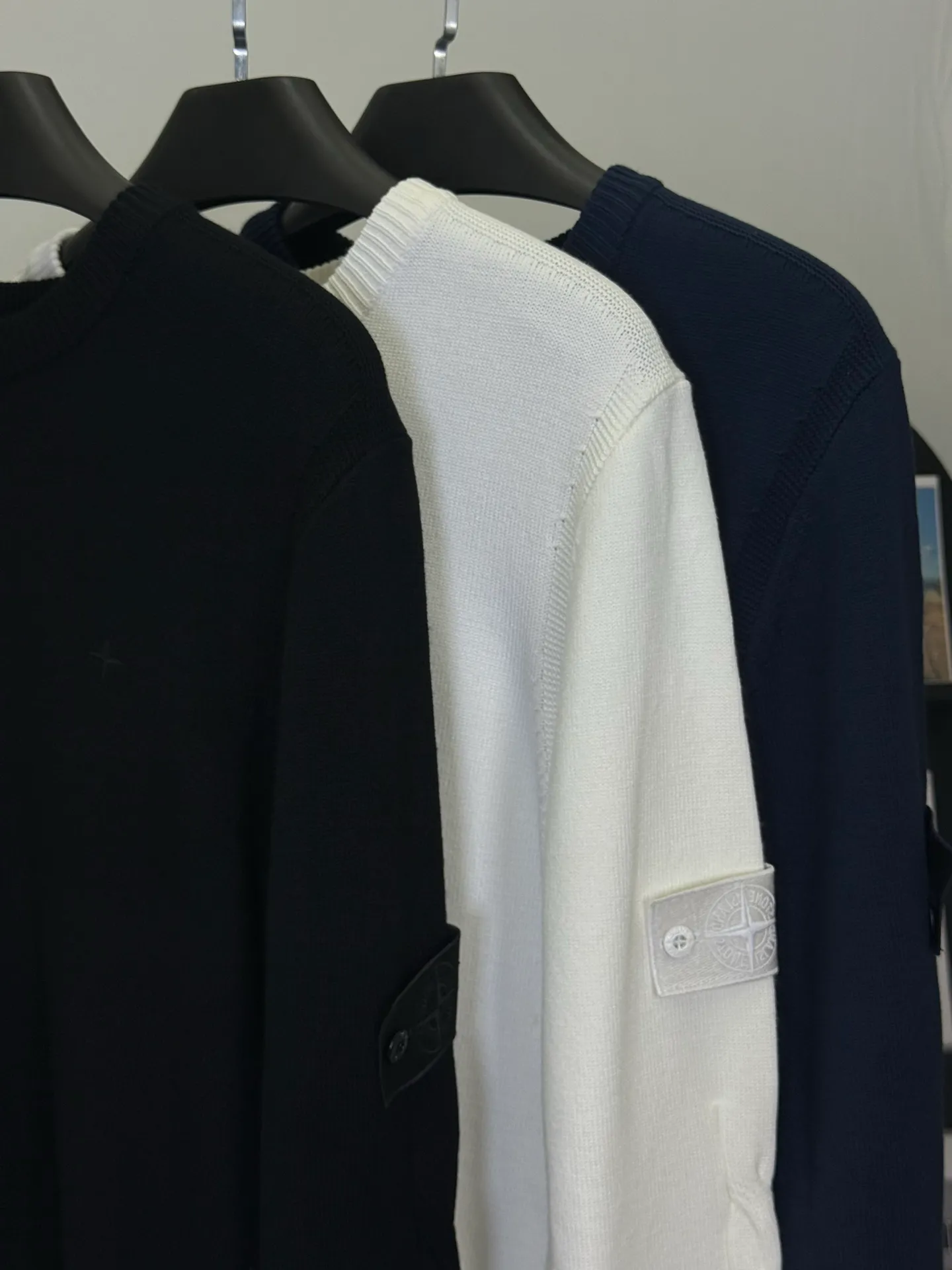 P400 💕Stone Island’s knitted sweater turns the workwear texture into a street-recognizable card. In the “style coordinate system” of trendy brands, Stone Island’s navy blue round-neck knitted sweater is the golden intersection of “function and style”.  It uses solid knitting technology to create a neat silhouette. The low-key cross logo on the chest and the brand's iconic detail design are the fashionable luxury code engraved in the DNA of Stone Island. The navy blue model hides a hard-core texture in simplicity; the classic round neck is suitable for all styles and is a "style converter" in the wardrobe.  As an ingenious work of an Italian fashionable luxury brand, its knitted texture is crisp and tough, and the upper body has a tough aura of workwear style while being comfortable for daily wear. Whether paired with overalls to create a functional trend, or paired with jeans to create a street style, you can easily wear it with a high-end feel that is instantly recognizable to fashion industry veterans.  This autumn and winter, let it become the "dark blue medal" in your wardrobe and unlock the daily functional aesthetics of Stone Island~